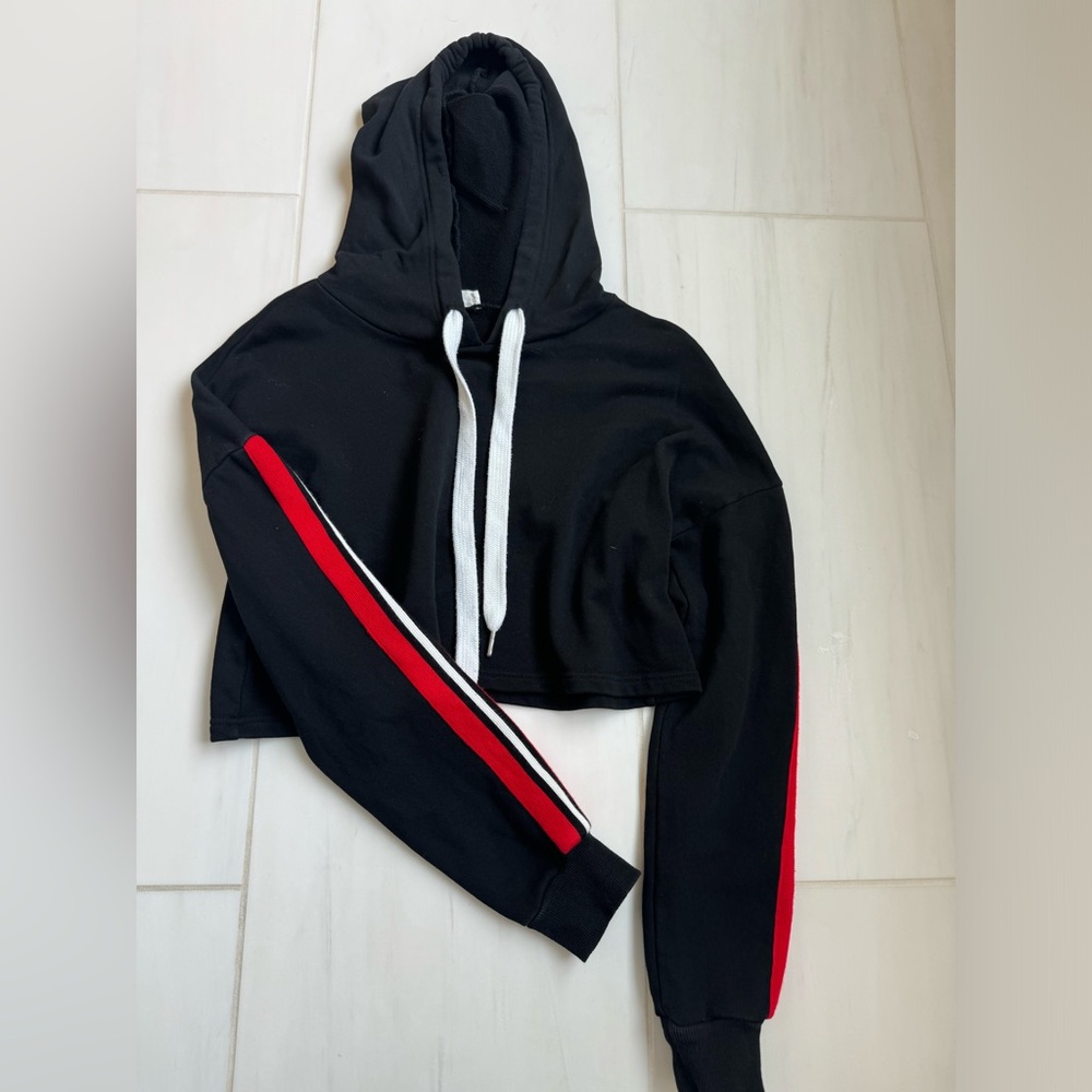 BLACK CROPPED HOODIE